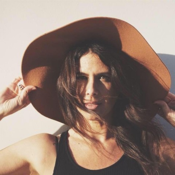 Meet your Posher, Danielle - Picture 1 of 1